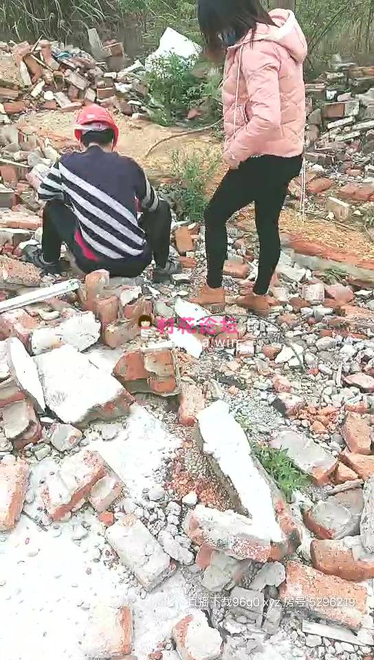 小骚逼户外勾引在工地上干活的大哥 , 激情后入 , 爆草抽插 1V 700M 百度云-福利岛