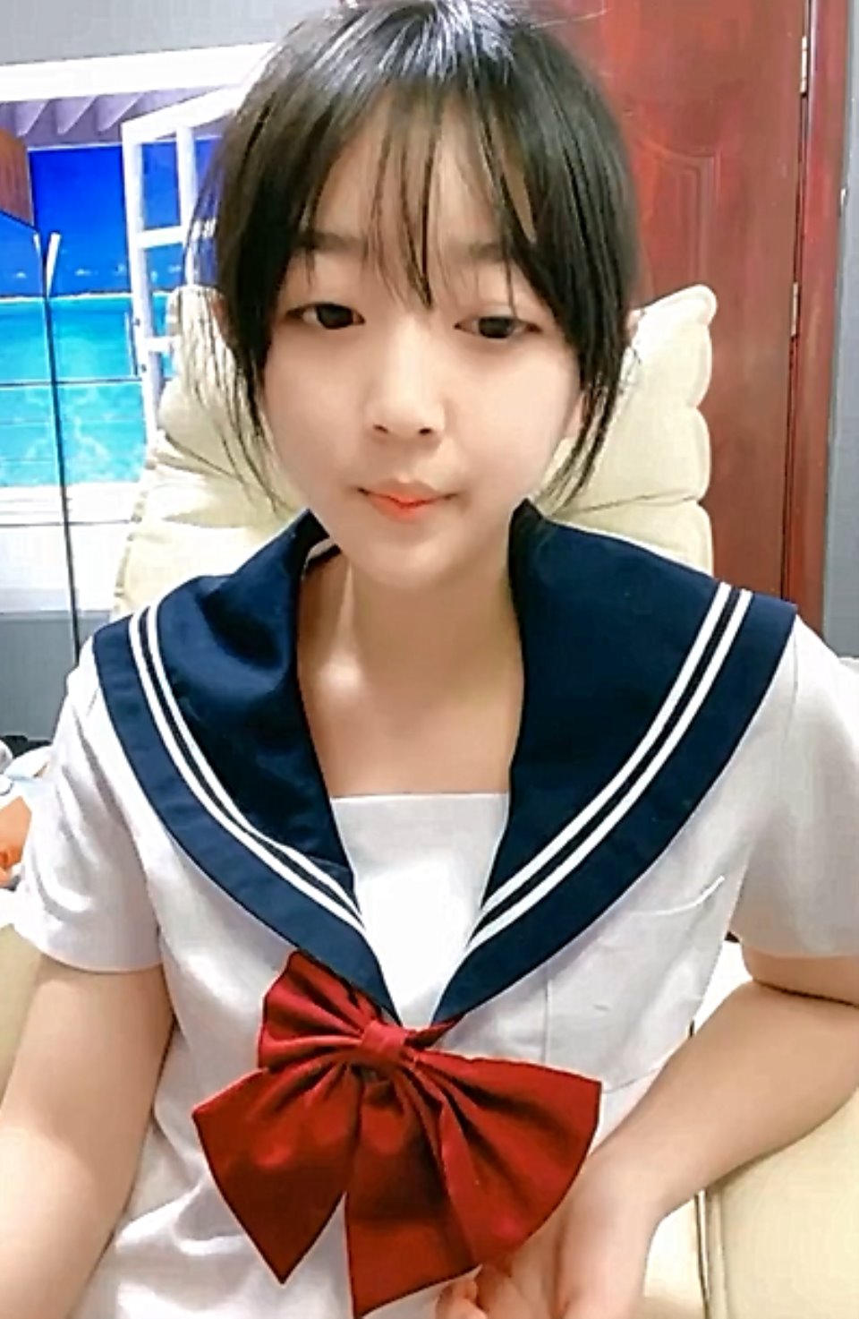 清純乖巧鄰家妹妹新買的學生制服,穿上給大家看,撩起裏面穿着連體内褲,掰開粉穴特寫,手指扣入表情很享受-福利岛
