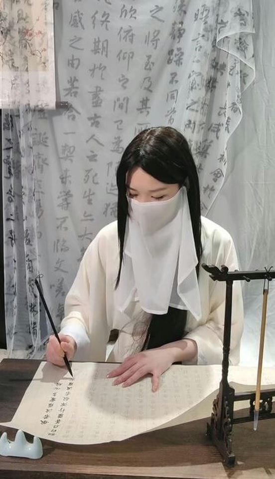 古风装扮练书法!撩起裙子看穴!脱光光扭腰摆臀,坐在桌子上摸穴-福利岛