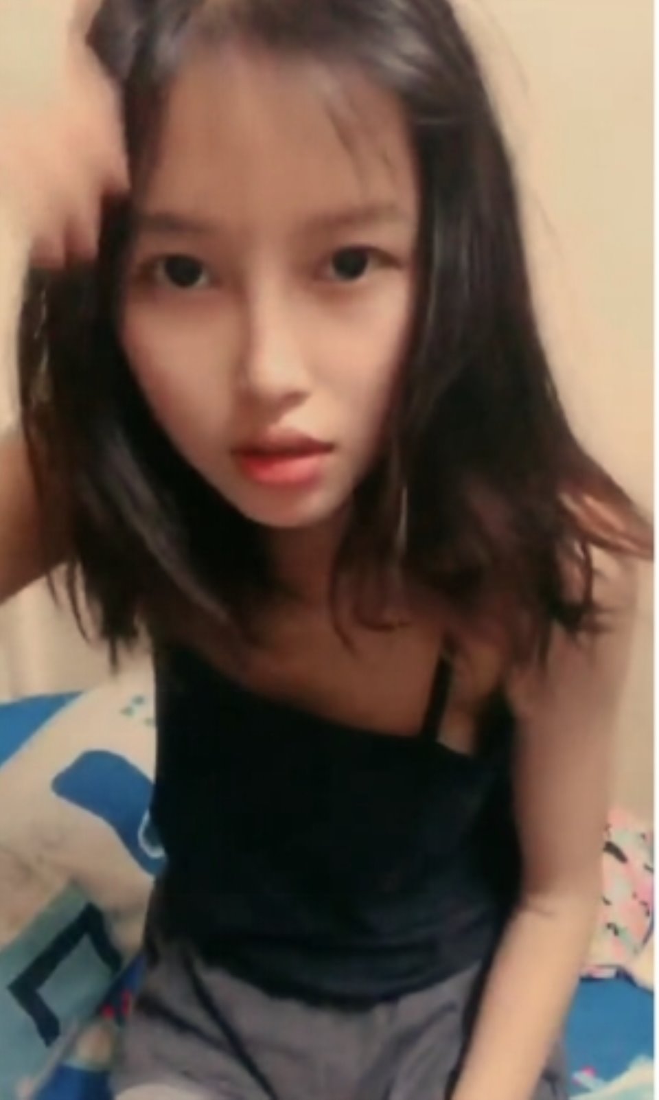 《百度云泄密》忽悠白皙的小美女脱光光看鲍鱼379M-福利岛
