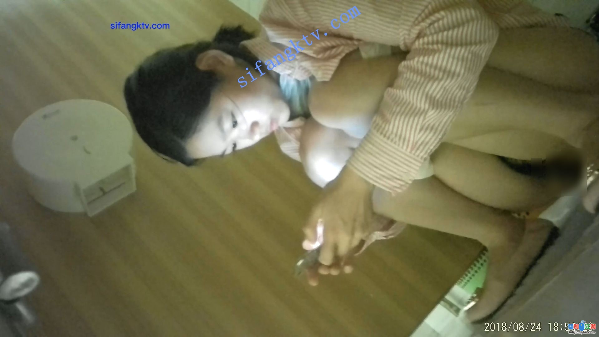 [厕拍]
[资源详情]
❤厕所偷拍❤️跟着女友上厕所，变态男对着女厕撒尿【1.47G】-福利吧