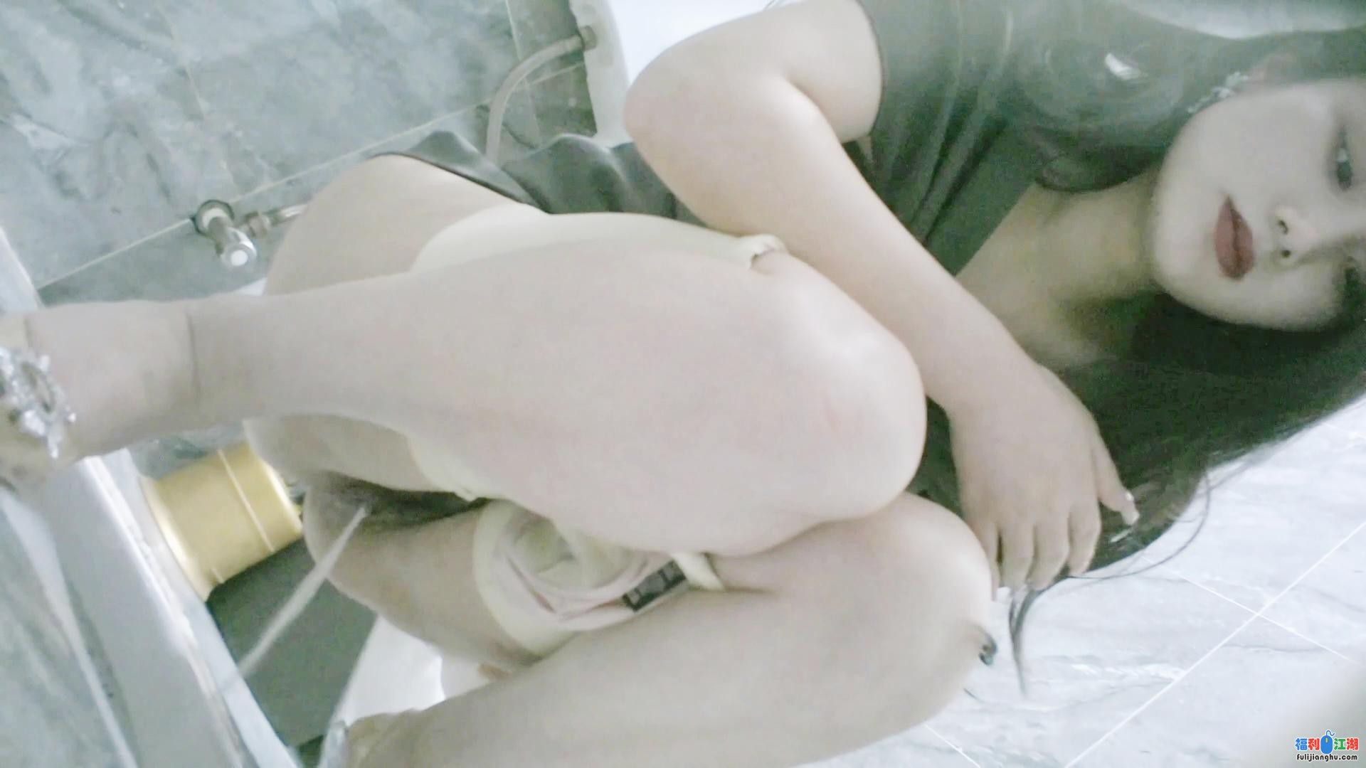 [厕拍]
[资源详情]
写字楼女厕抹胸裙水晶高跟女神白臀爆乳【0.26G】-福利吧