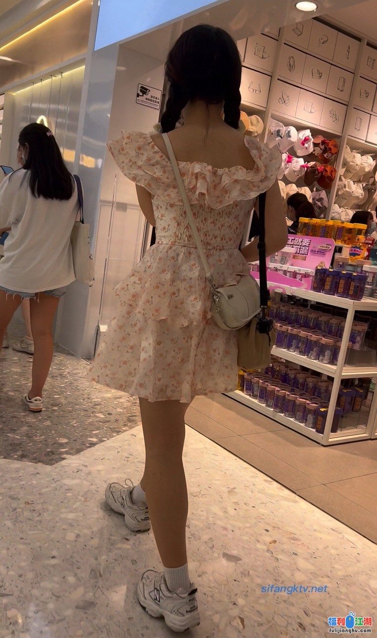 [街拍CD]
[资源详情]
【 KFC-66 】⭐⭐短裙小姐姐逛街..白色蕾丝透气内。性感可爱 【1v/290M/百度云】-福利吧