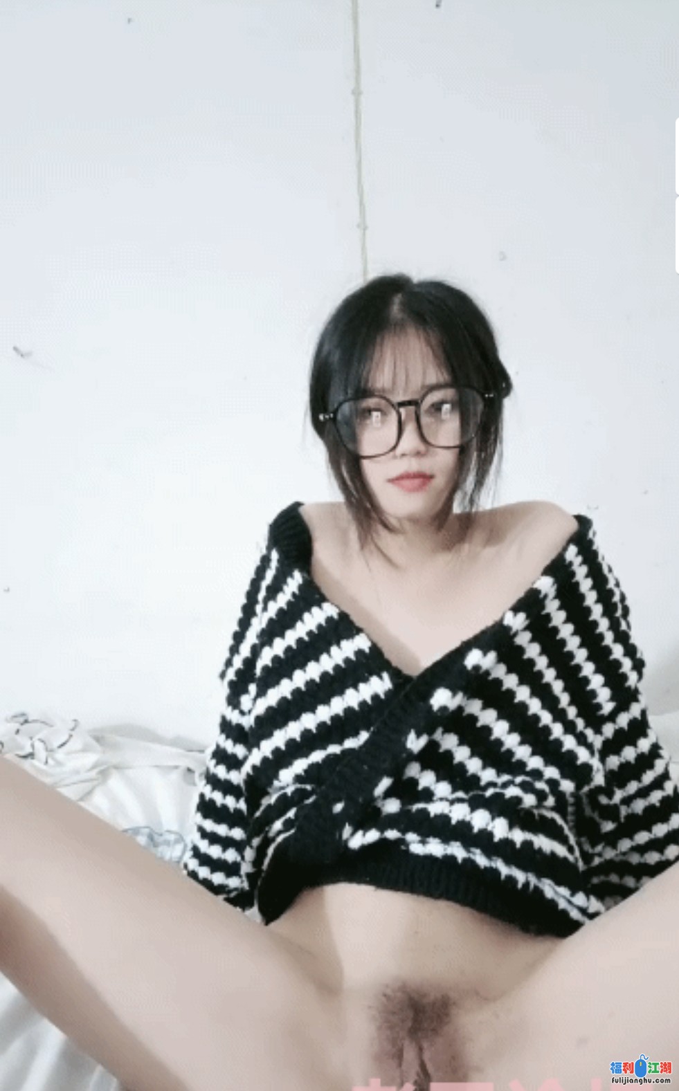 [网红直播]
[资源详情]
可爱眼镜学生妹女主播 [1v+742m]-福利吧