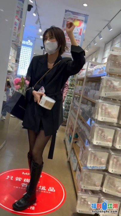 [街拍CD]
[资源详情]
【 KFC-1112 】★黑连裤袜靓女和闺蜜逛街，黑内小翅膀外露【1v/260M/百度云】-福利吧