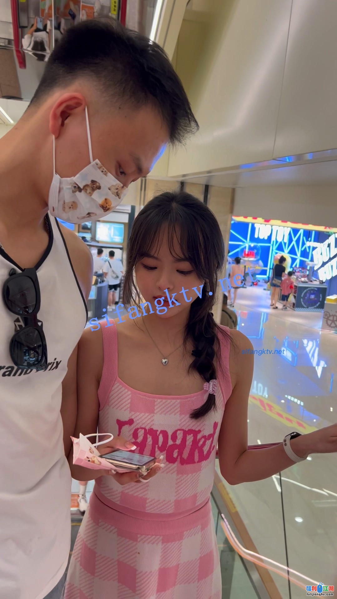 [街拍CD]
[资源详情]
【 KFC-78 】⭐⭐吊带短裙靓女和男友逛街，可爱娃娃脸蕾丝内【1v/0.4G/百度云】-福利吧