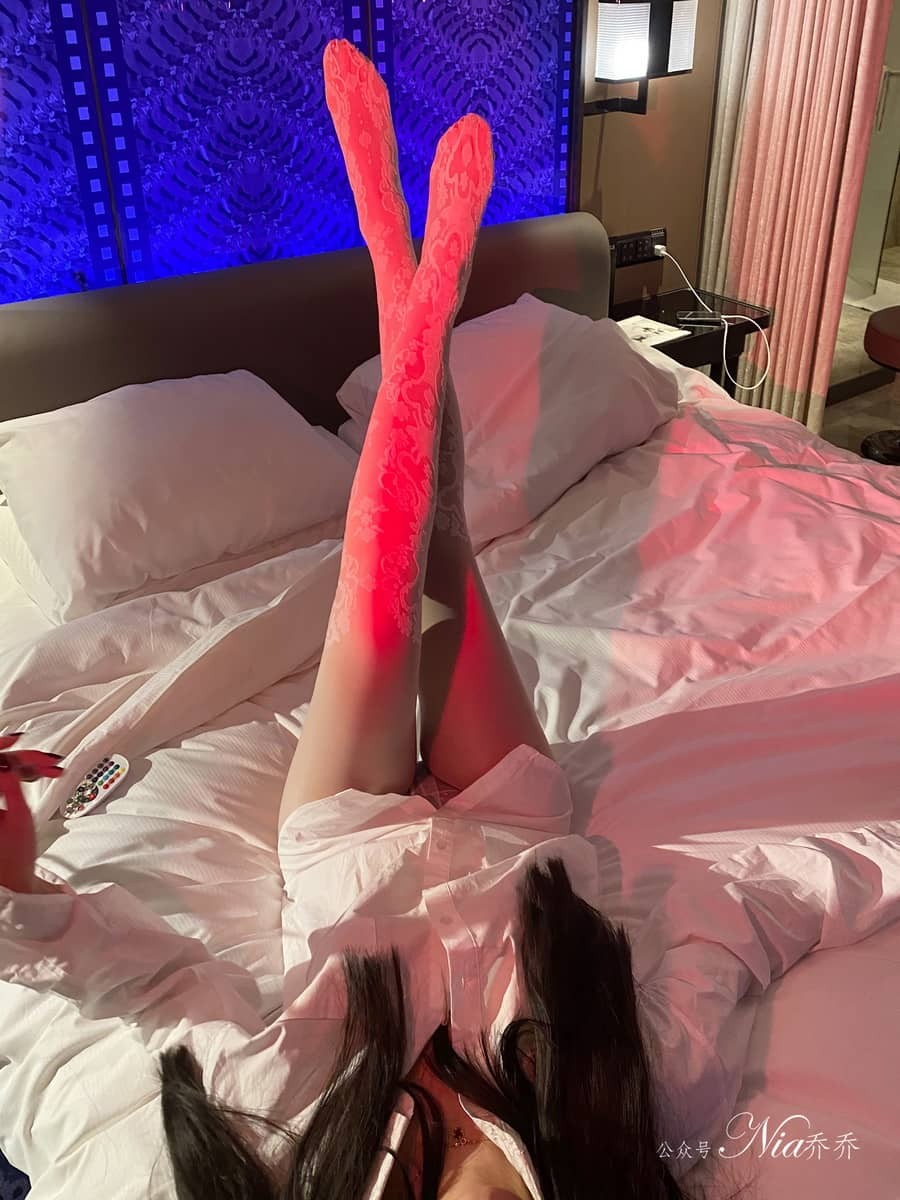 安乔乔 – 白丝网袜包臀裙 [82P1V1.35G]-福利岛