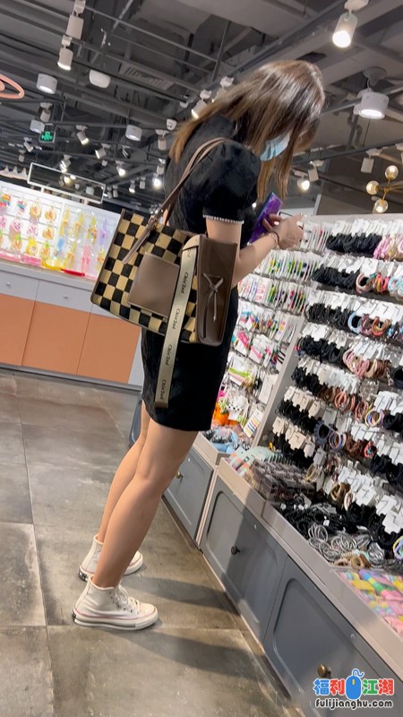 [街拍CD]
[资源详情]
【 KFC-56 】⭐⭐气质靓女独自逛街。黑色长裙浅蓝色内内性感【1v/630M/百度云】-福利吧