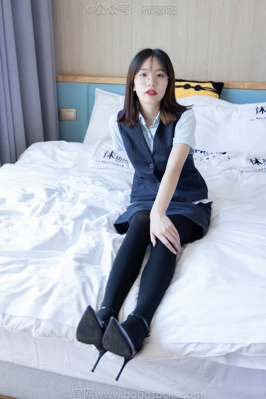 [BoBoSocks袜啵啵] NO.038 小甜豆-建行行服、高跟鞋、厚黑丝 [131P1V6.37G]-福利岛