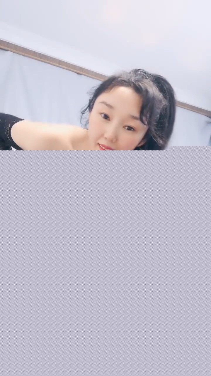 [网红直播]
[资源详情]
气质轻熟女大姐姐露脸大秀激情，丝袜情趣装扮诱惑，互动狼友发骚，揉奶玩逼各种展示，淫声荡语精彩不断刺激[1.1G/度盘]-福利吧