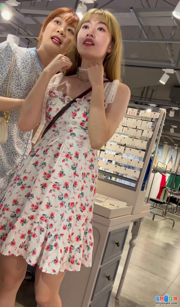 [街拍CD]
[资源详情]
KFC 一箭双雕闺蜜和碎花裙小姐姐粉色窄内[1v/656M/百度云]-福利吧