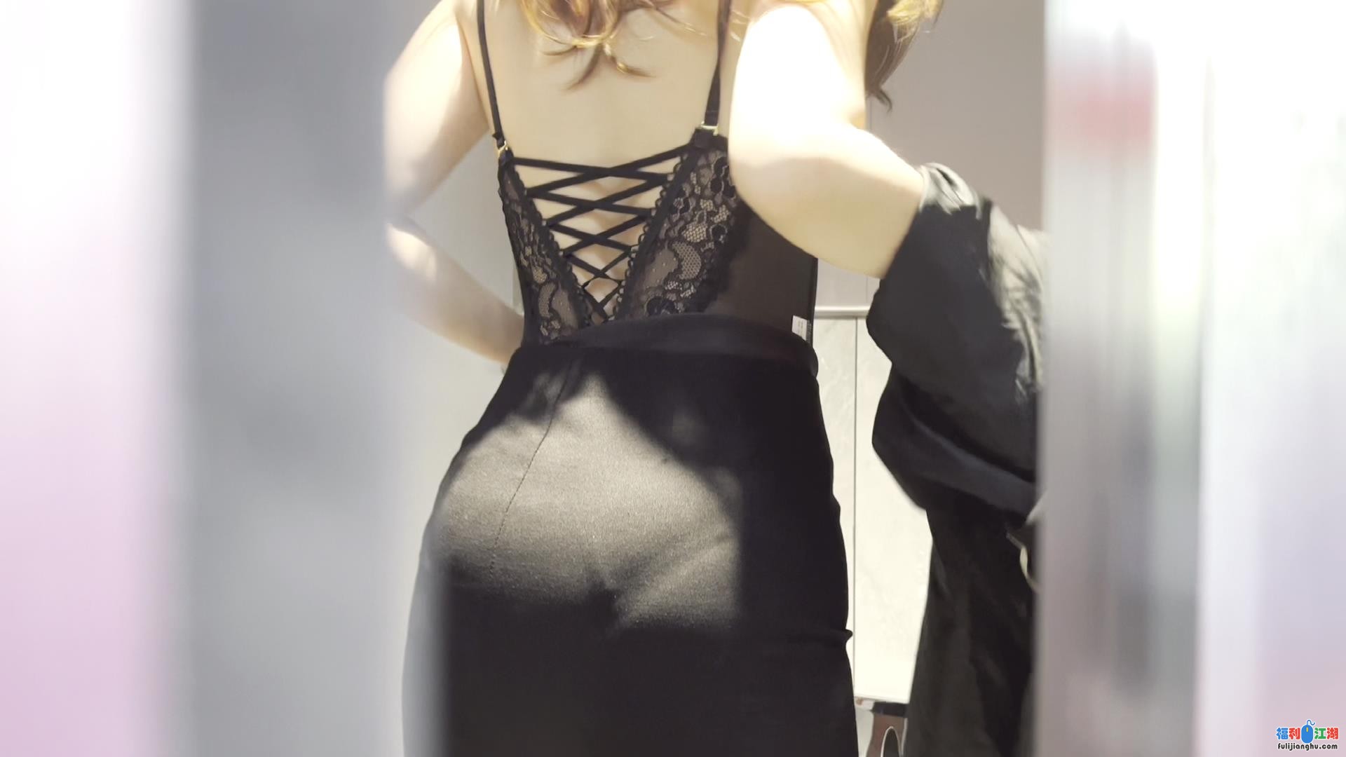 [P站/91/自拍]
[资源详情]
阿朱-劲爆流出公厕尾随 黑丝情趣羞耻放尿 [1v2.18g百度]-福利吧