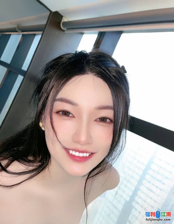 [P站/91/自拍]
[资源详情]
极品嫩模『杭州白白』最新啪啪私拍 白虎馒头穴你值得拥有 美腿丝袜白虎美穴 [33v21p+2g][百度盘]-福利吧