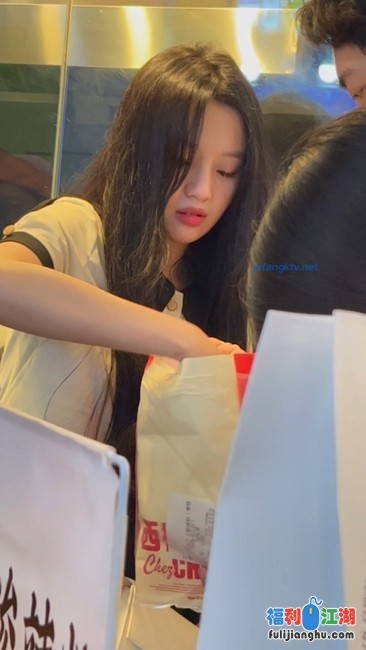 [街拍CD]
[资源详情]
【 KFC-55 】⭐⭐JK制服学生妹和男友逛街，黑丝白内身材完美【1v/400M/百度云】-福利吧