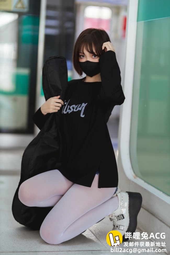 [Cosplay]
[Cosplay] 洛桑w伊梓 – 升玖老师 地铁吉他 [26P-276MB]-福利吧